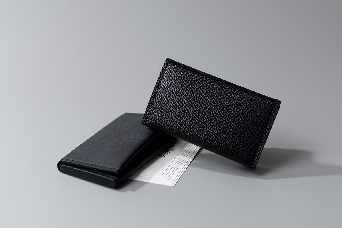 細やかな技でつくる、新たな形の名刺入れ|レイヤー | ソメスサドル