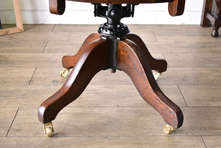 パルテノン アンティーク / 機能的かつ優美なデザインが魅力の回転式