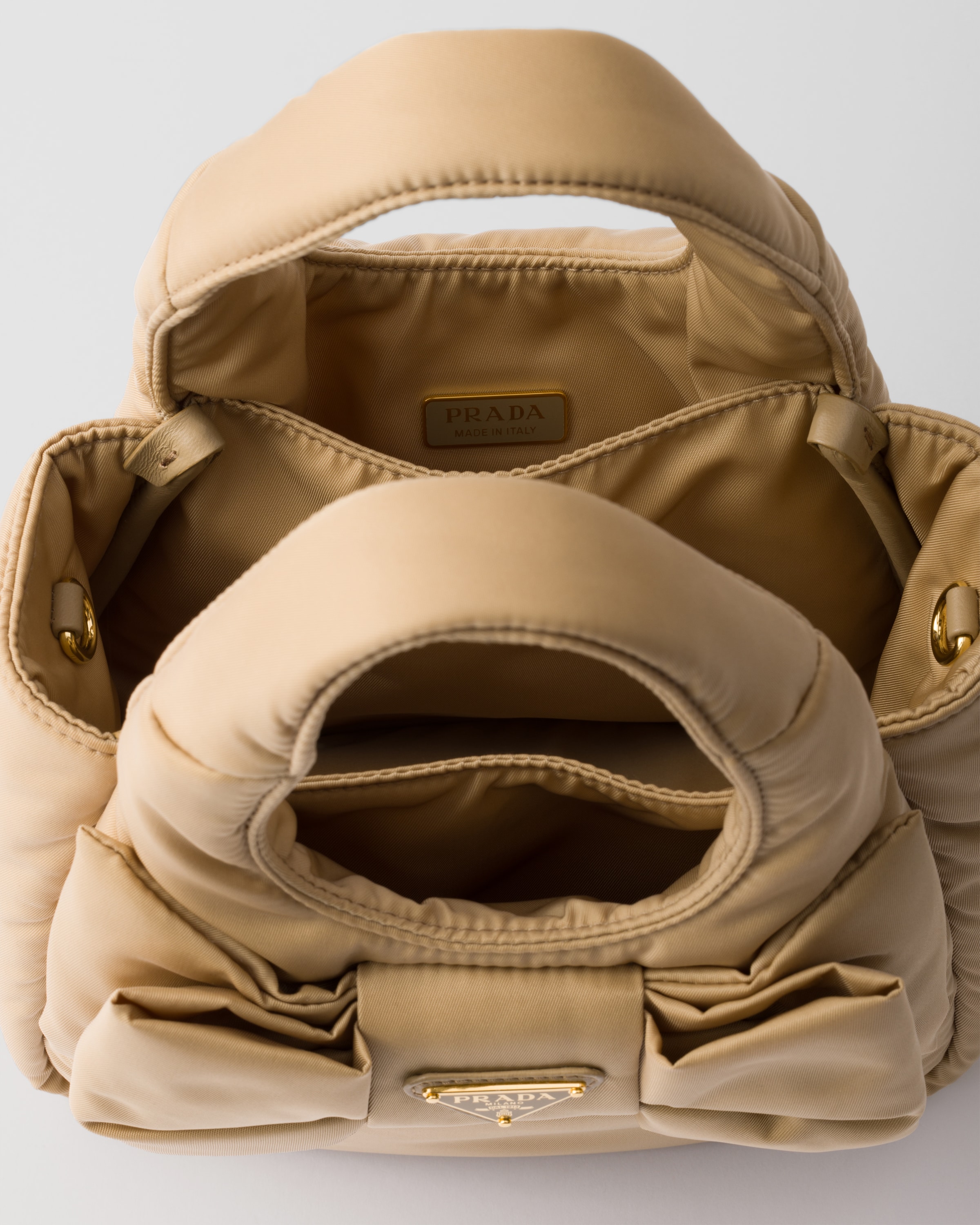 キャメルブラウン リボン付 パデッドRe-nylon ミニバッグ | PRADA