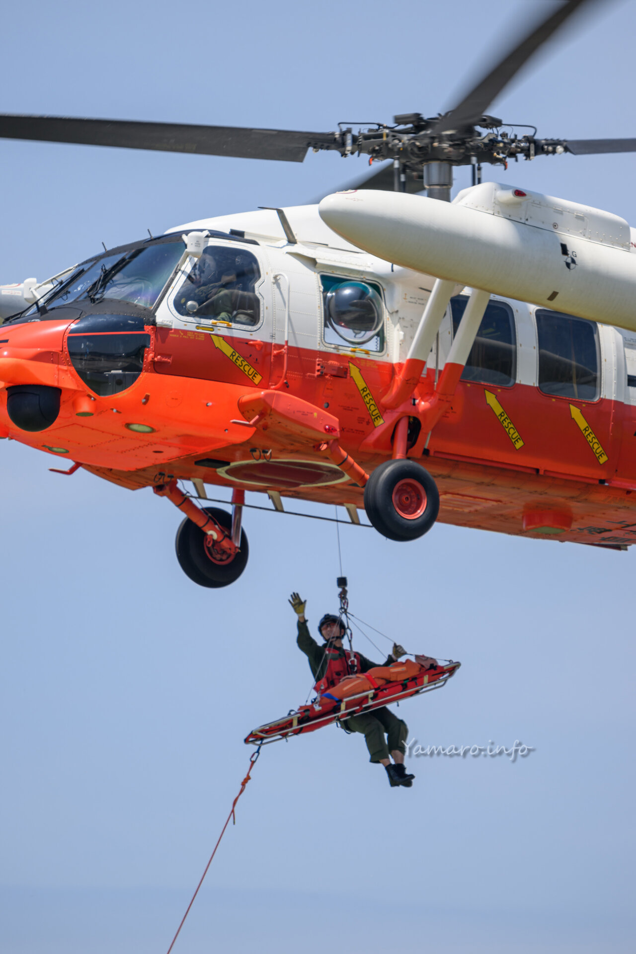 JA9909 ヘリコプター クリーム色と赤 JA9909 ヘリコプター クリーム色