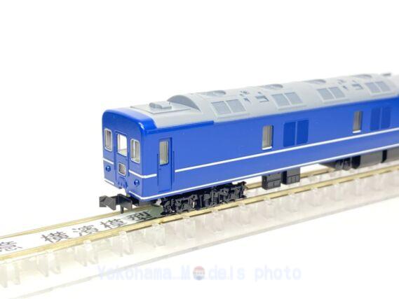 カニ24 100番台（銀帯）が入線です。TOMIX 9538 24系寝台客車