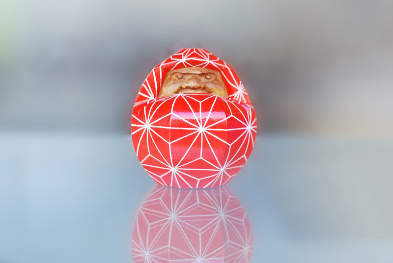 25歳の娘さんが発案。香川県伝統工芸品の讃岐一刀彫のだるまをカラフル