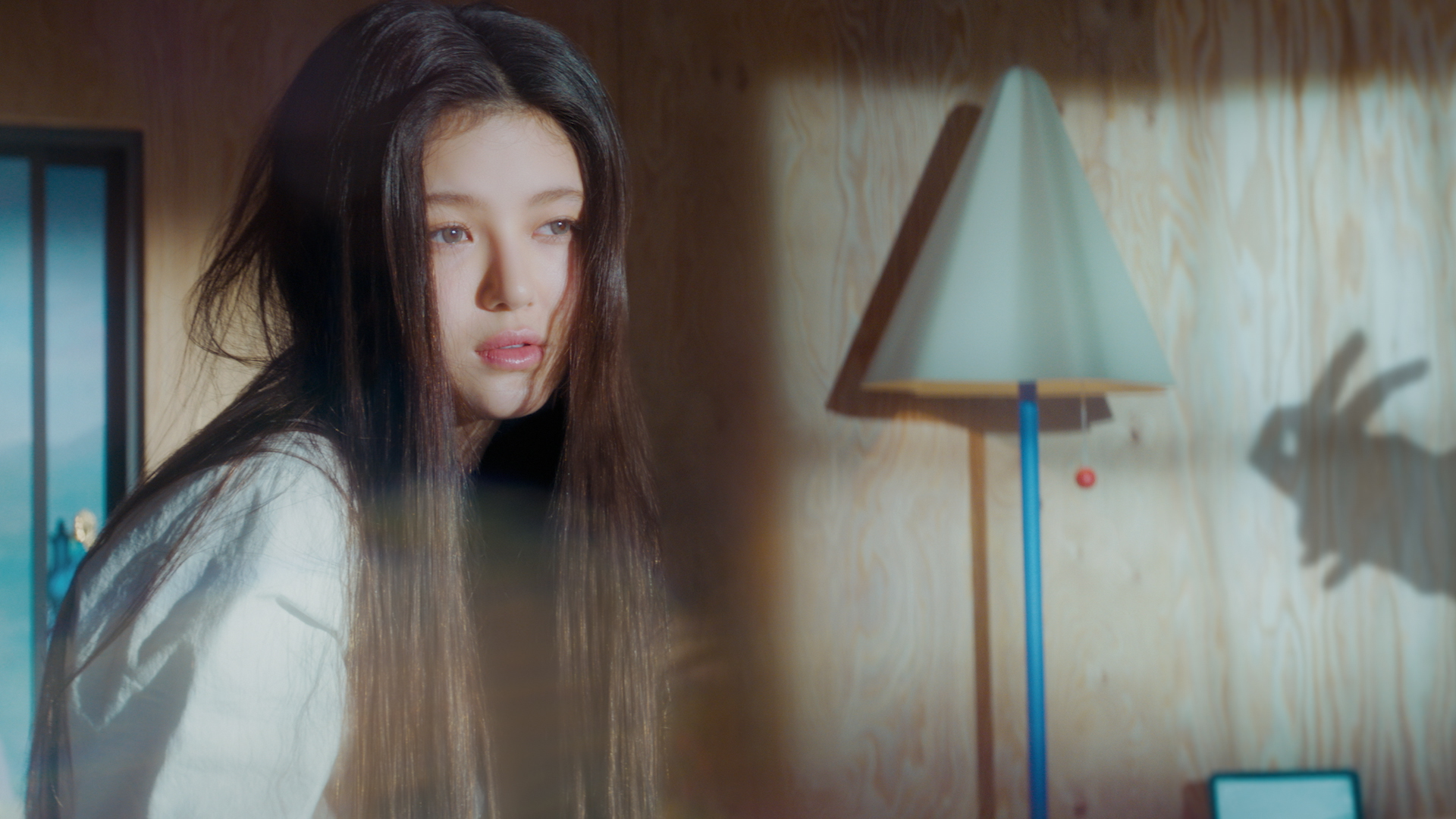 NewJeans、Essential 新広告モデルに就任！風になびく“うるサラ髪”披露