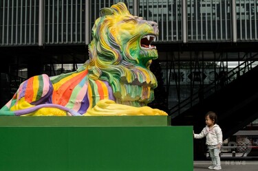 香港金融街に虹色の獅子像、LGBTアートに保守派猛反発 写真3枚 国際