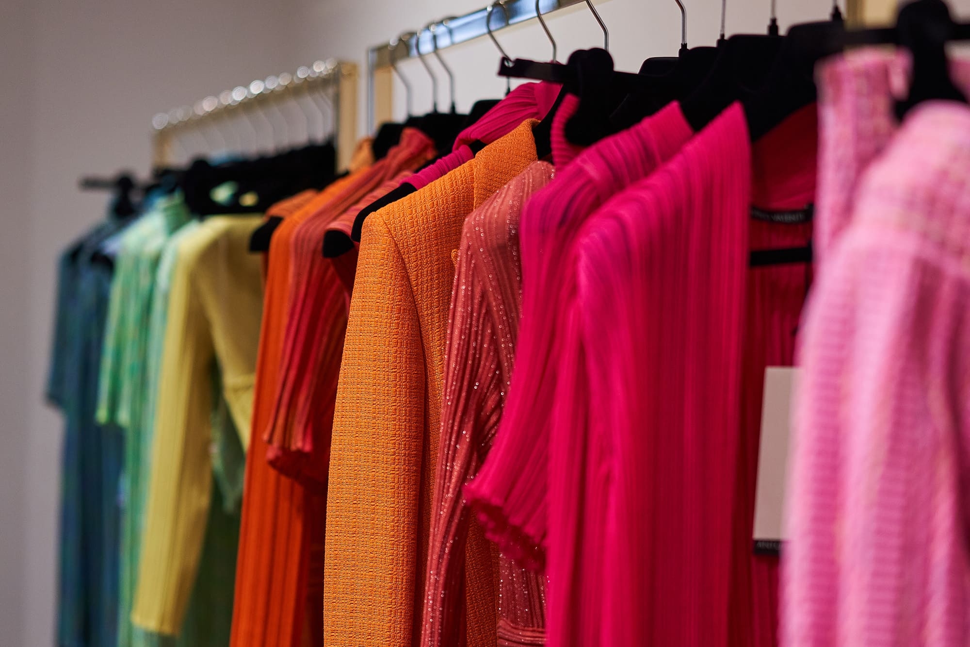 ラグジュアリーなニットドレスを展開するアントニーノ・ヴァレンティの