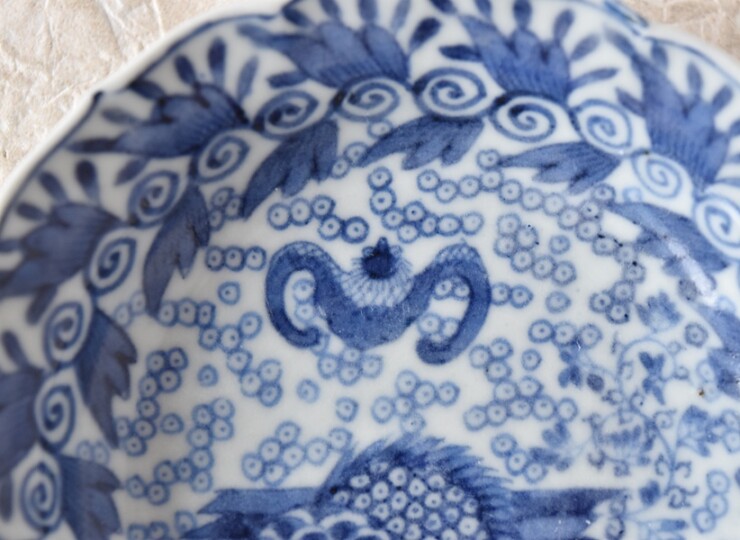 古伊万里 染付 蝙蝠 稜花形 輪花型小皿 - 生活骨董と古布の