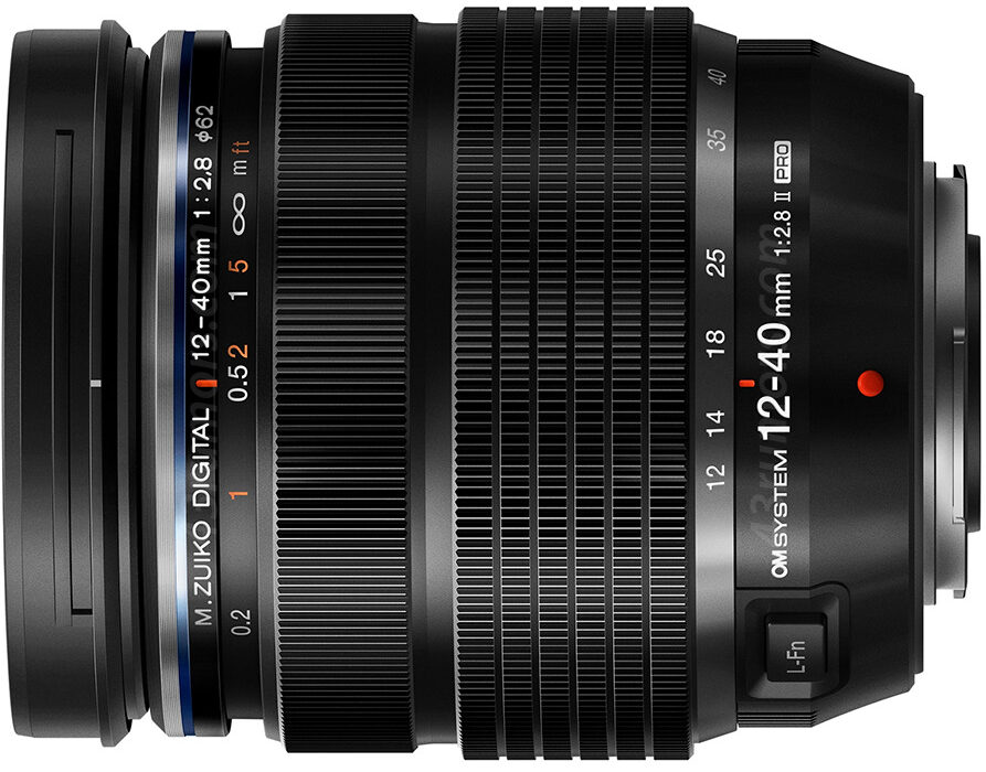12-40mm F2.8 PRO II」「40-150mm F4 PRO」と思われる製品画像と