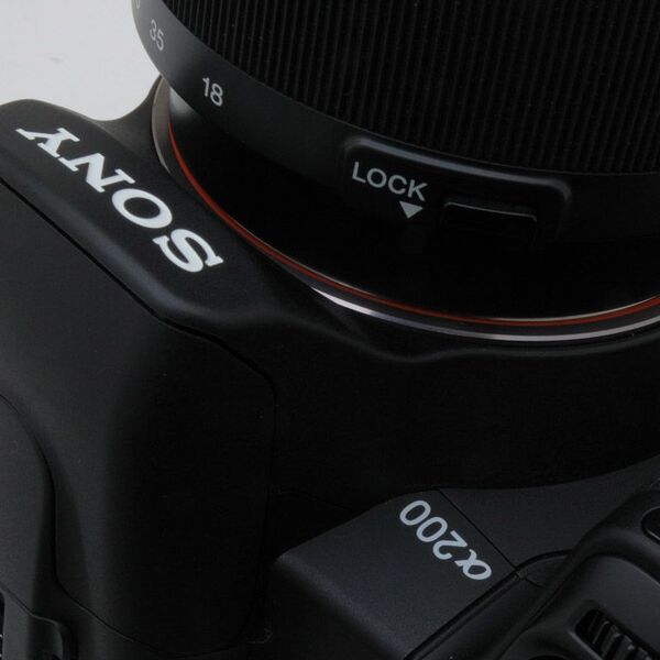 ASCII.jp：できのいい末っ子──写真で見るソニー「α200」 (1/4)