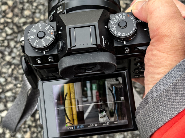 ASCII.jp：登場したてのミラーレス一眼、富士フイルム「X-T5」は最強の