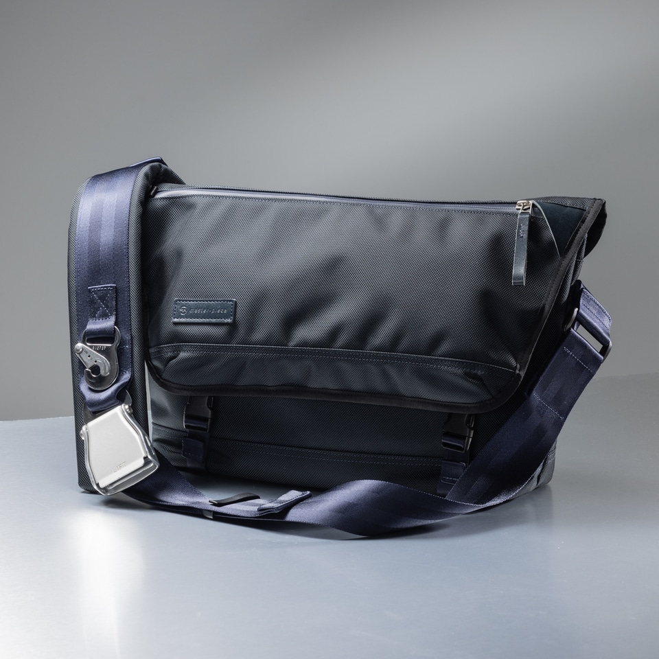 ANA×master-piece、飛行機のシートベルトを再利用したメッセンジャー