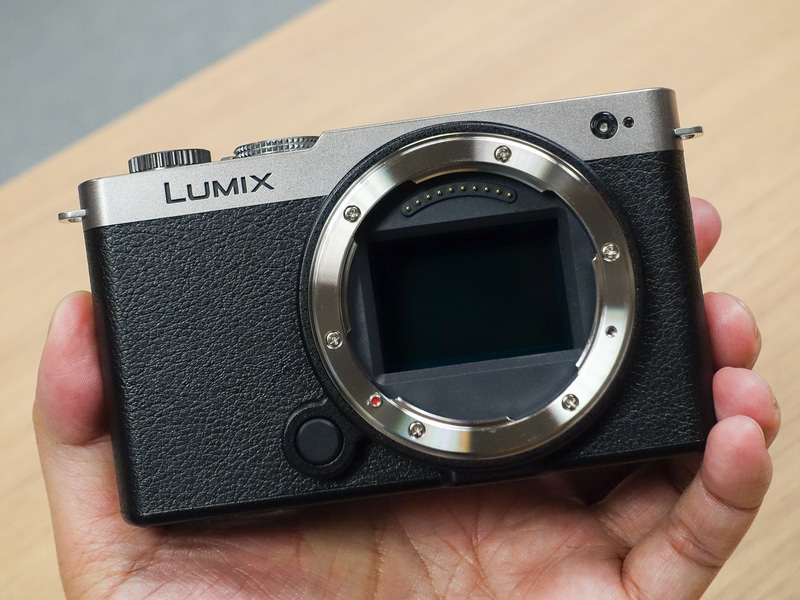 小型・フラットデザインのフルサイズミラーレスカメラ「LUMIX S9