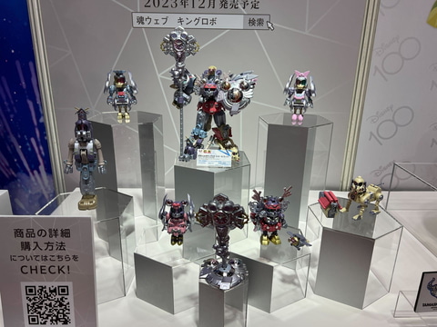 ディズニー100」ミッキーたちが超合金に!? 全員集合で巨大ロボへ合体