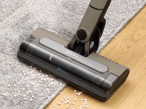 シャーク、ワンタッチでハンディにもなるスリム&手ごろな掃除機 - 家電
