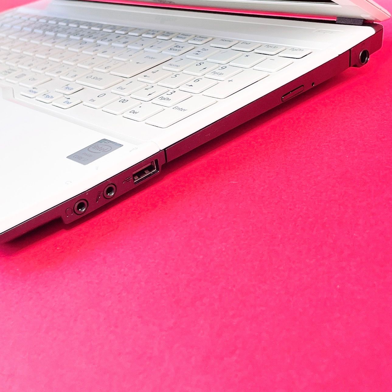 ブルーレイ見れる❣️おしゃれホワイト✨️高性能Corei7✨️薄型ノート