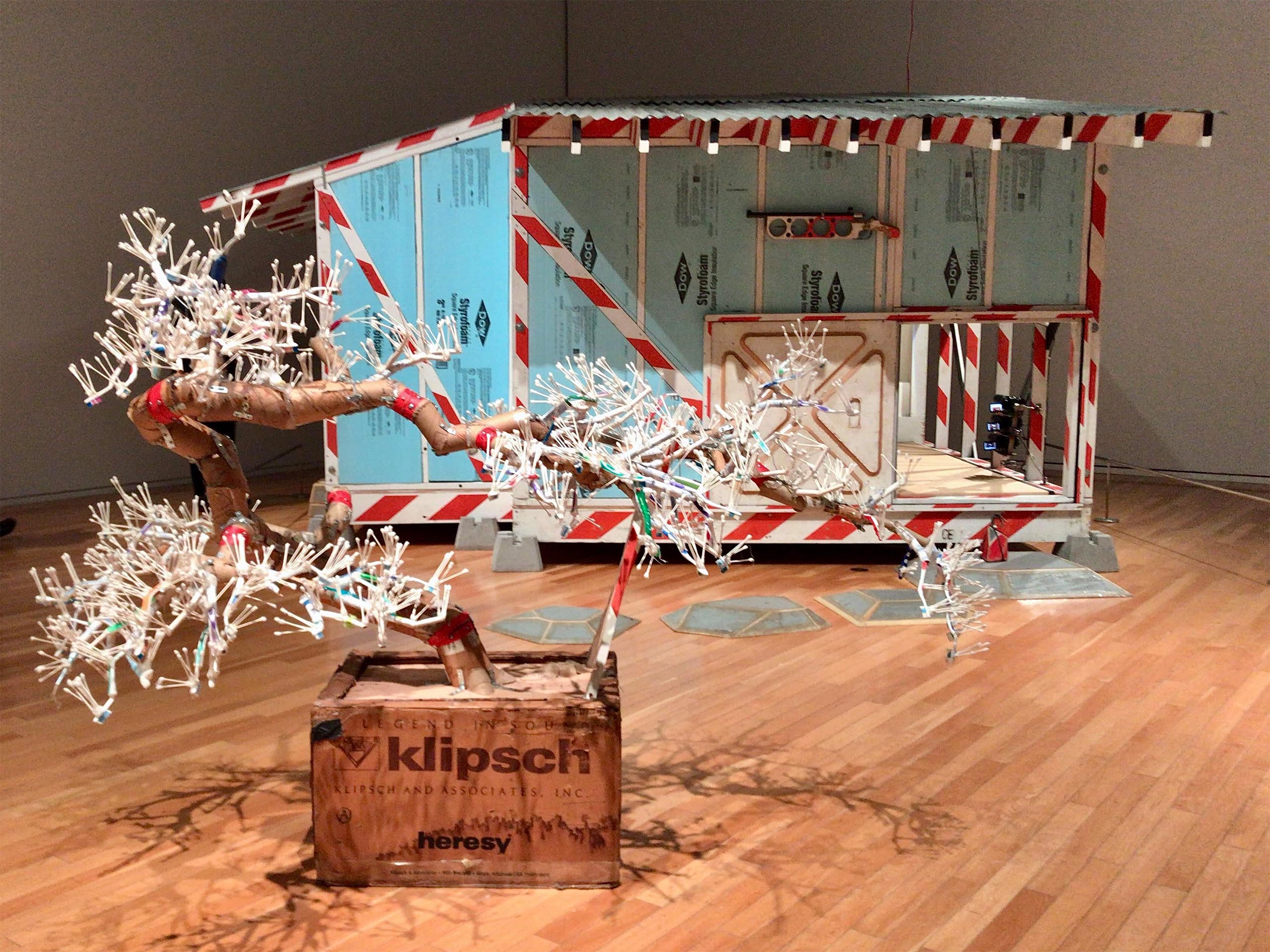 トム・サックス「ティーセレモニー」- オペラシティアートギャラリー