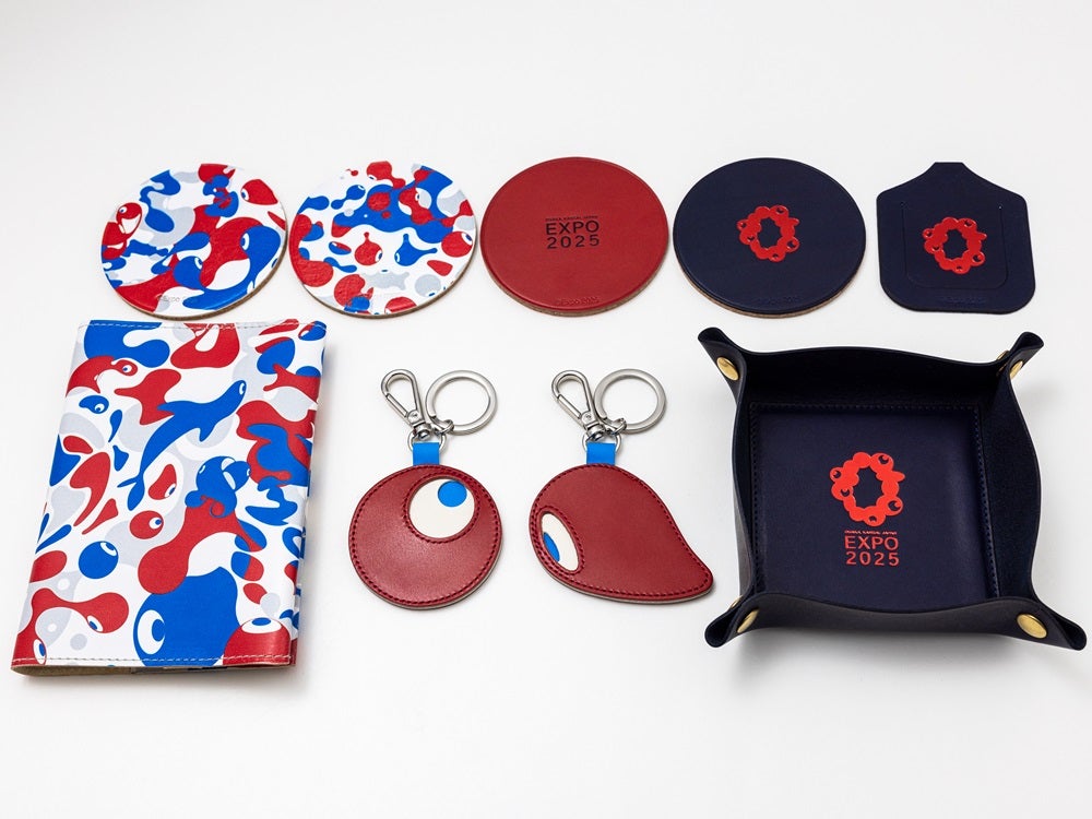 万博】牛革製のキーホルダー、ブックカバー、コースターできました