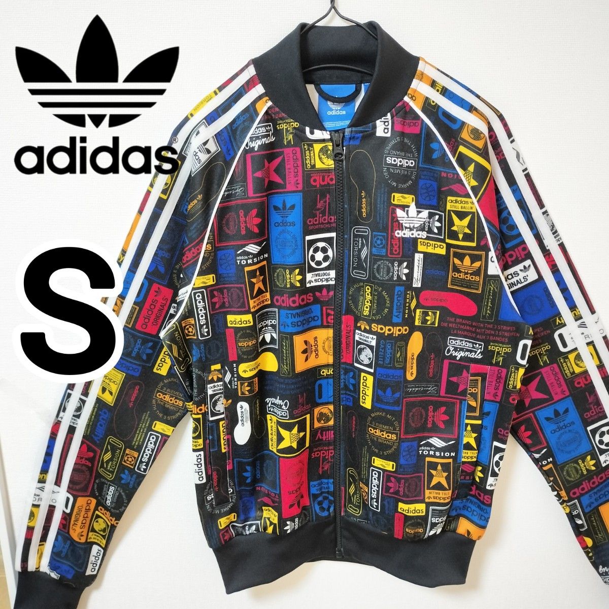 アディダス ネームロゴ総柄 スーパースター トラックジャケット