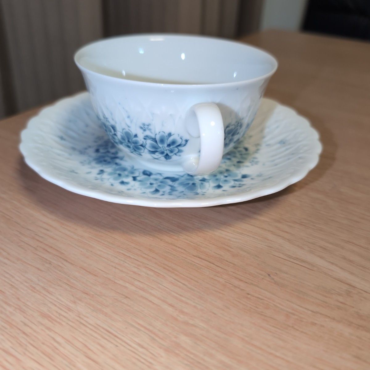 白と青の花模様 ティーカップ・ソーサー 3個セットHOYA CHINA【美品