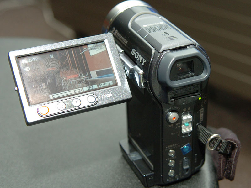 ソニー、独自開発のCMOSセンサ3板式DVカメラ