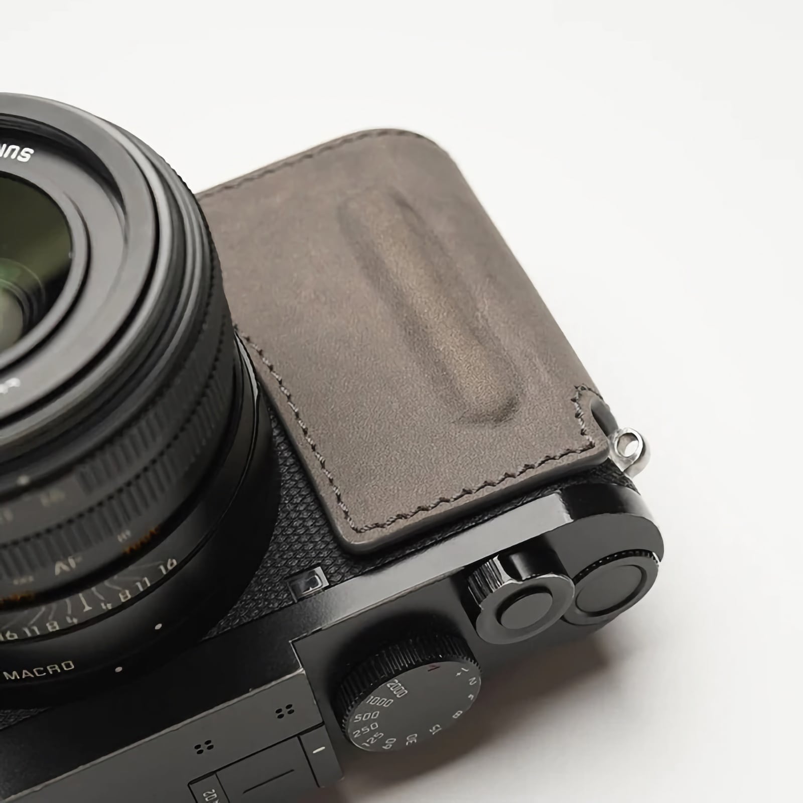 ライカ Q2 専用ボディケース（ファイングリップ） | Mr.Stone
