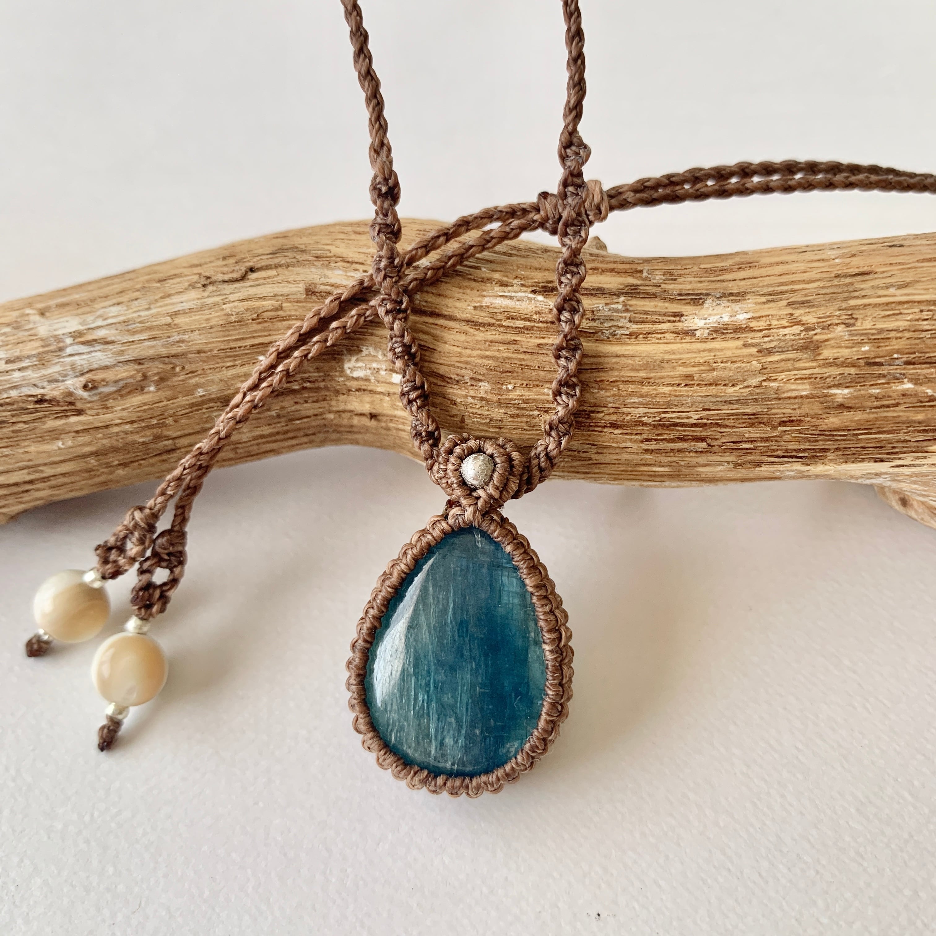 マクラメネックレス バイカラーカイヤナイト | 糸魚川翡翠・天然石を