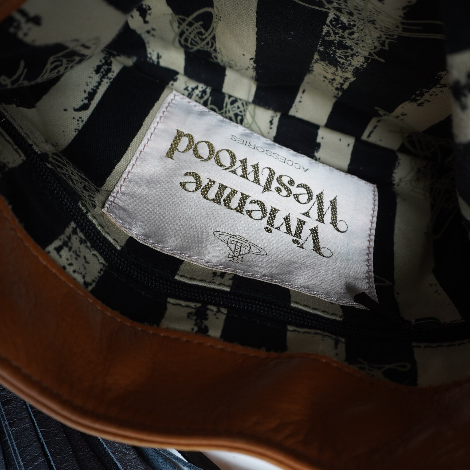 Vivienne Westwood】ヴィヴィアンウエストウッド エンボスオーブ