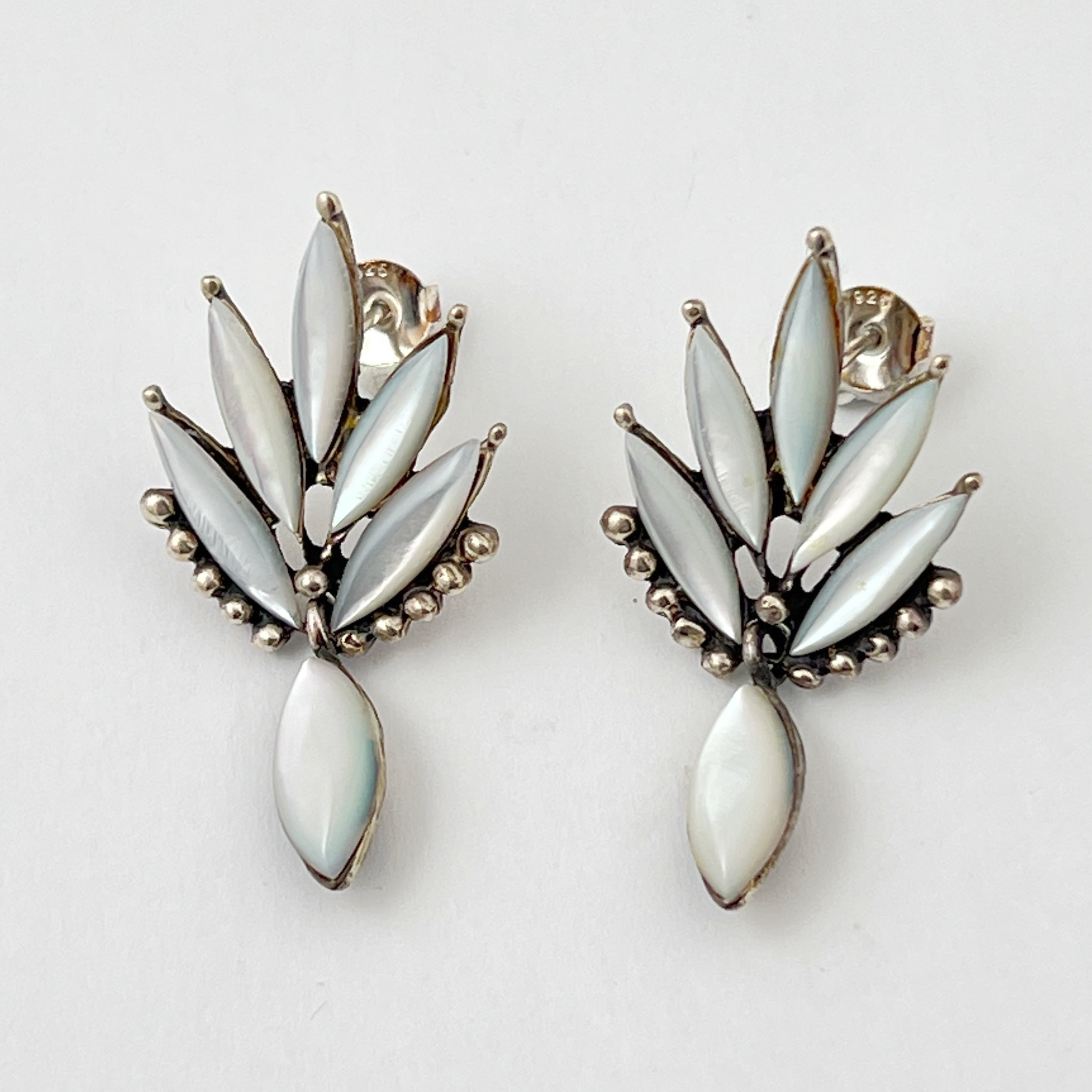 残りわずか】ラグジュアリー コレクション 白蝶貝 王冠ピアス | 【公式