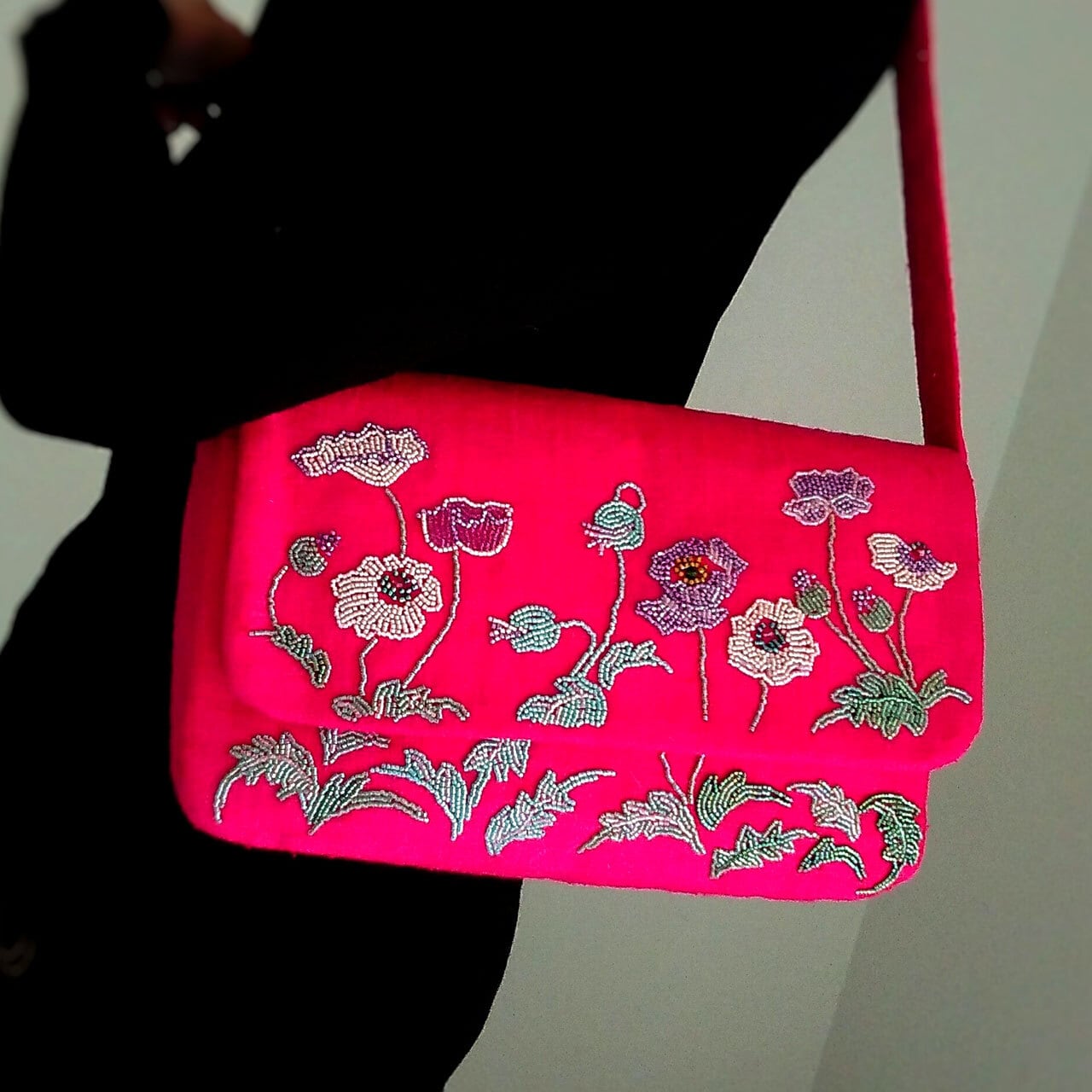 これだけで上品さと華やかさを演出。ポピーの花をビーズ刺繍。シルクの