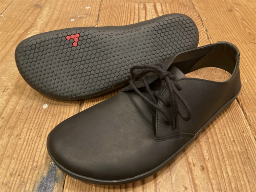 スーツでの仕事もアフターもこれ一足で毎日ベアフット感覚を磨けるビボ