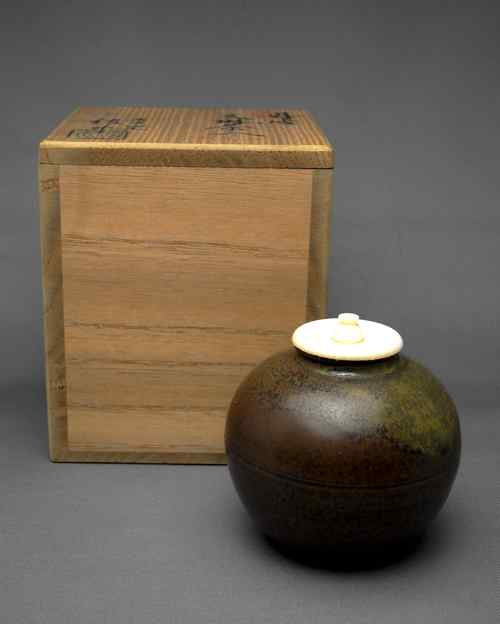 丹波焼 市野信水作の文琳茶入を手にして | 