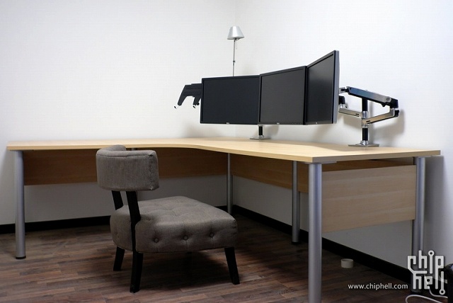 LX デュアルデスクマウントアーム』×2でトリプルディスプレイ＋ノート