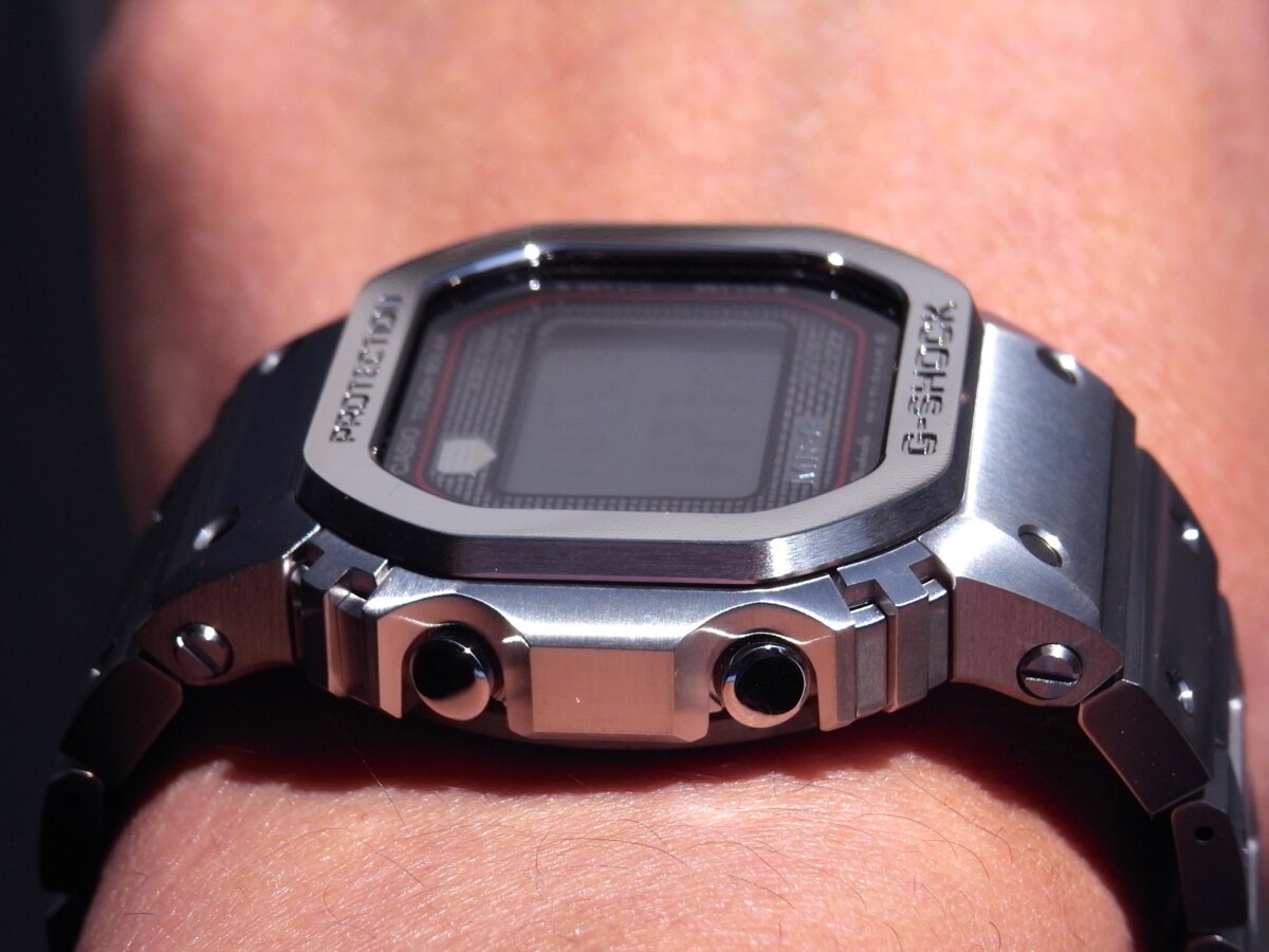 プレミアムなG-SHOCK：MRG-B5000D-1JRで感じる最高の所有感とは