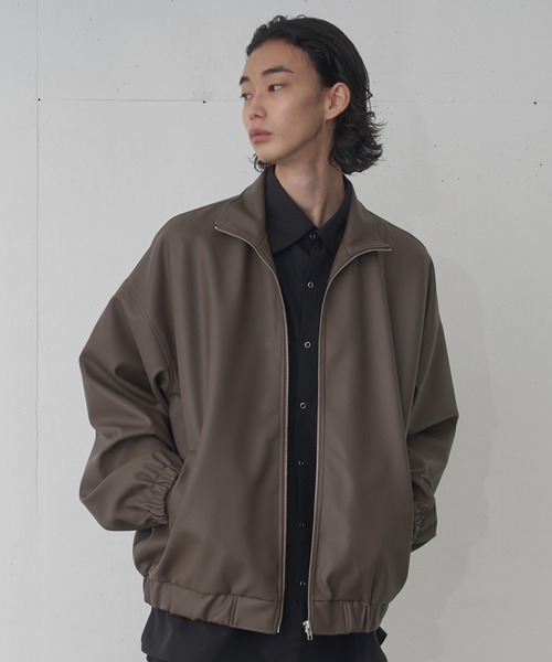 FEKETE（フェケテ）の「STAND-NECK VEGAN LEATHER BLOUSON / スタンド