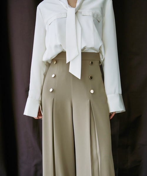 anuans（アニュアンス）の「サテンVネックタイブラウス（シャツ