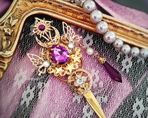 ビジューとハサミの魔法石ブローチ パープル 上級魔法ハイウィザード