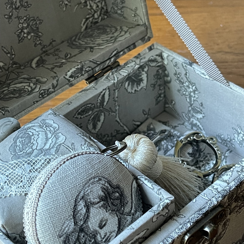 カルトナージュミニ裁縫箱 ベージュ系の可愛らしい天使柄です。すごー