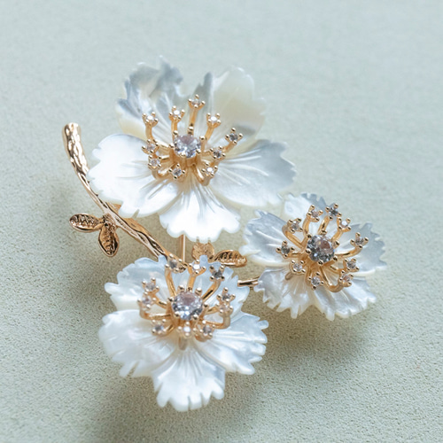 白蝶貝シェルフラワーのブローチ 卒業式 入園式 入学式 お呼ばれ