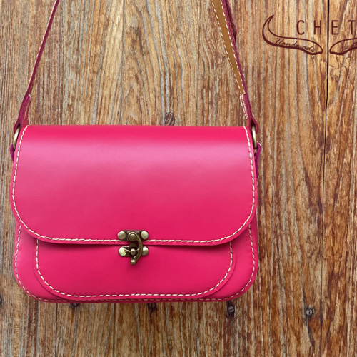 レザーショルダーバッグ・ショッキングピンク ショルダーバッグ Chet