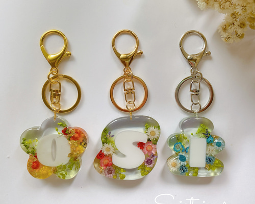 受注制作】イニシャルFlowerキーホルダー ☆イニシャル対応可