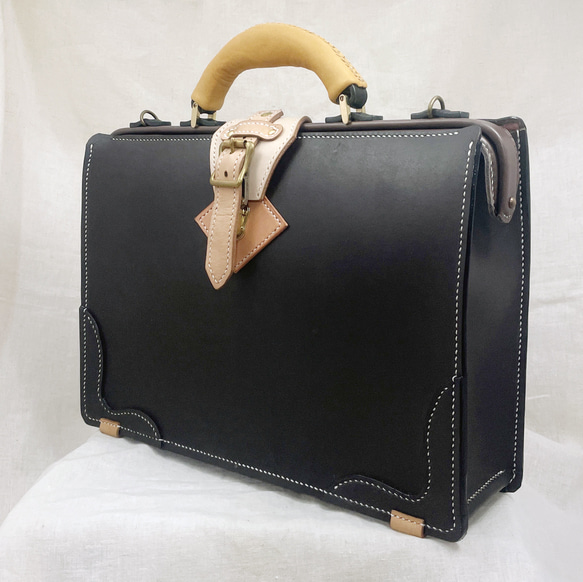 ダークブラウンの薄マチのダレスバッグ A4サイズ対応 クリアファイルも