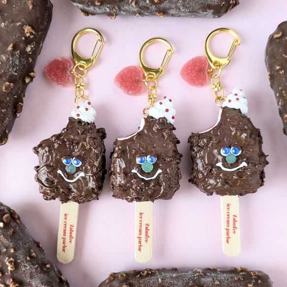 チョコクランチアイスさんキーホルダー(ストロベリー) ブローチ