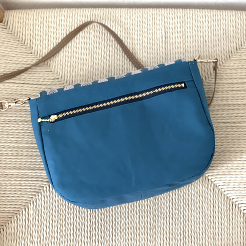 ⚮̈ミナペルホネン pomppia blue ピアノフラップポシェット 蓋付き