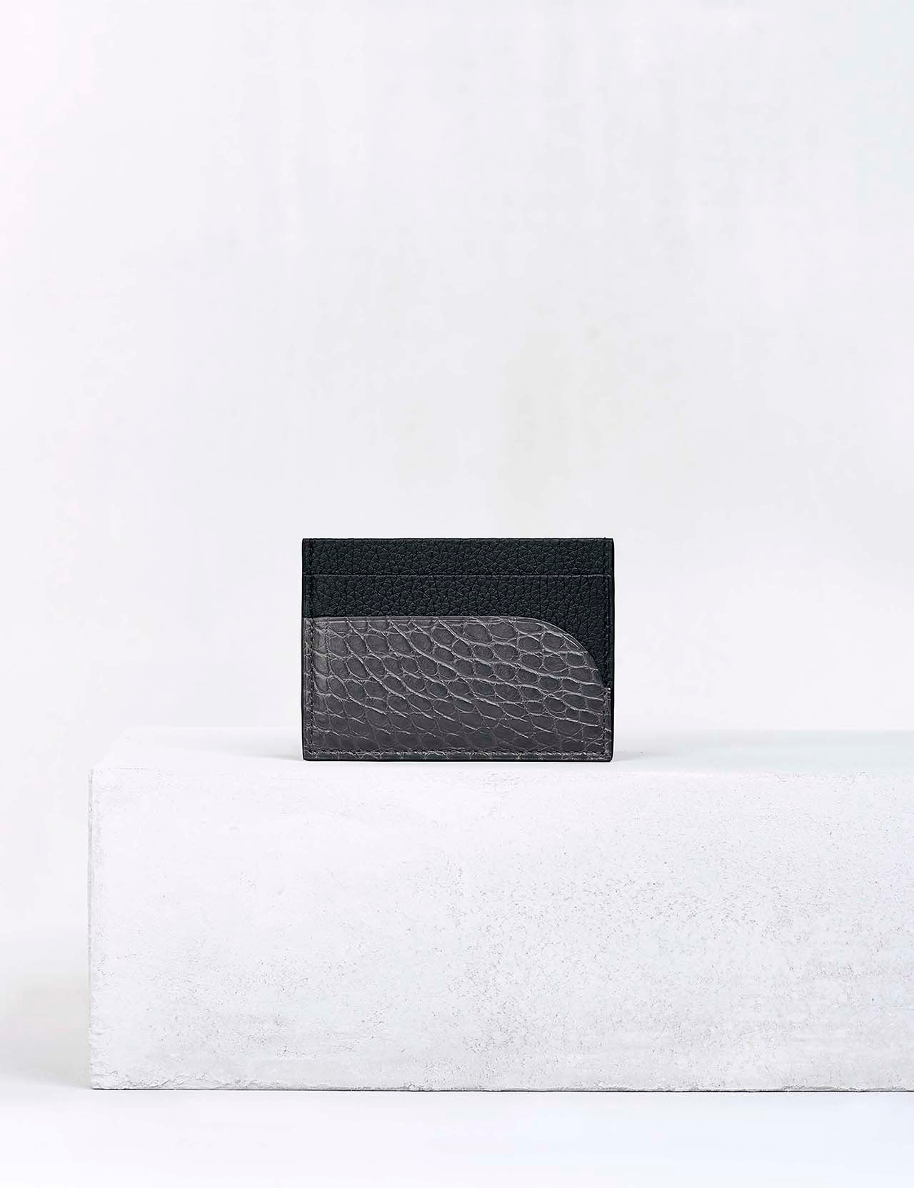 信頼を築く最初の一歩：カミーユ・フォルネのカードケース・名刺入れ