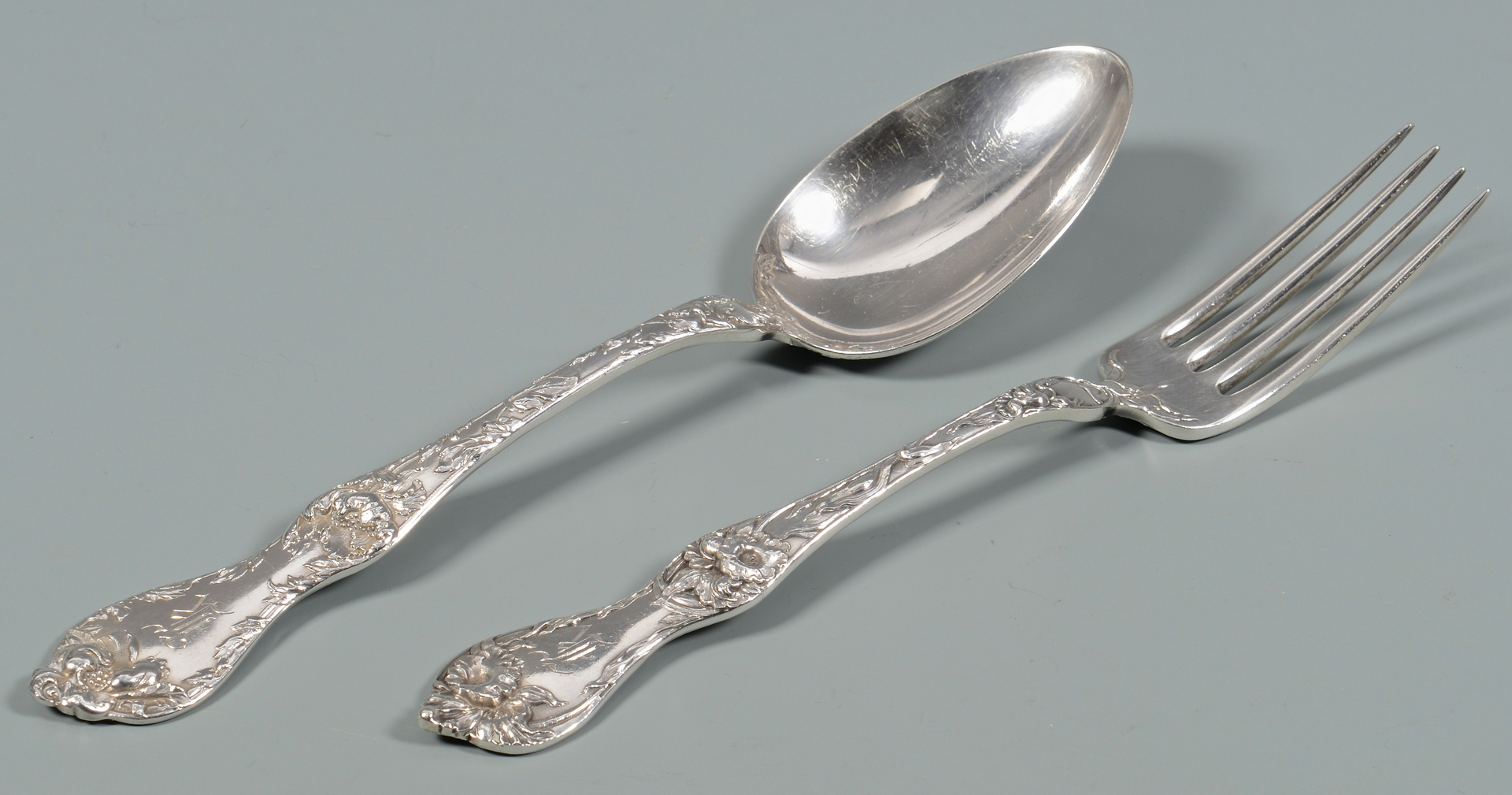 Lot 39: Reed & Barton Les Cinq Fleurs Sterling Flatware, 1 | Case