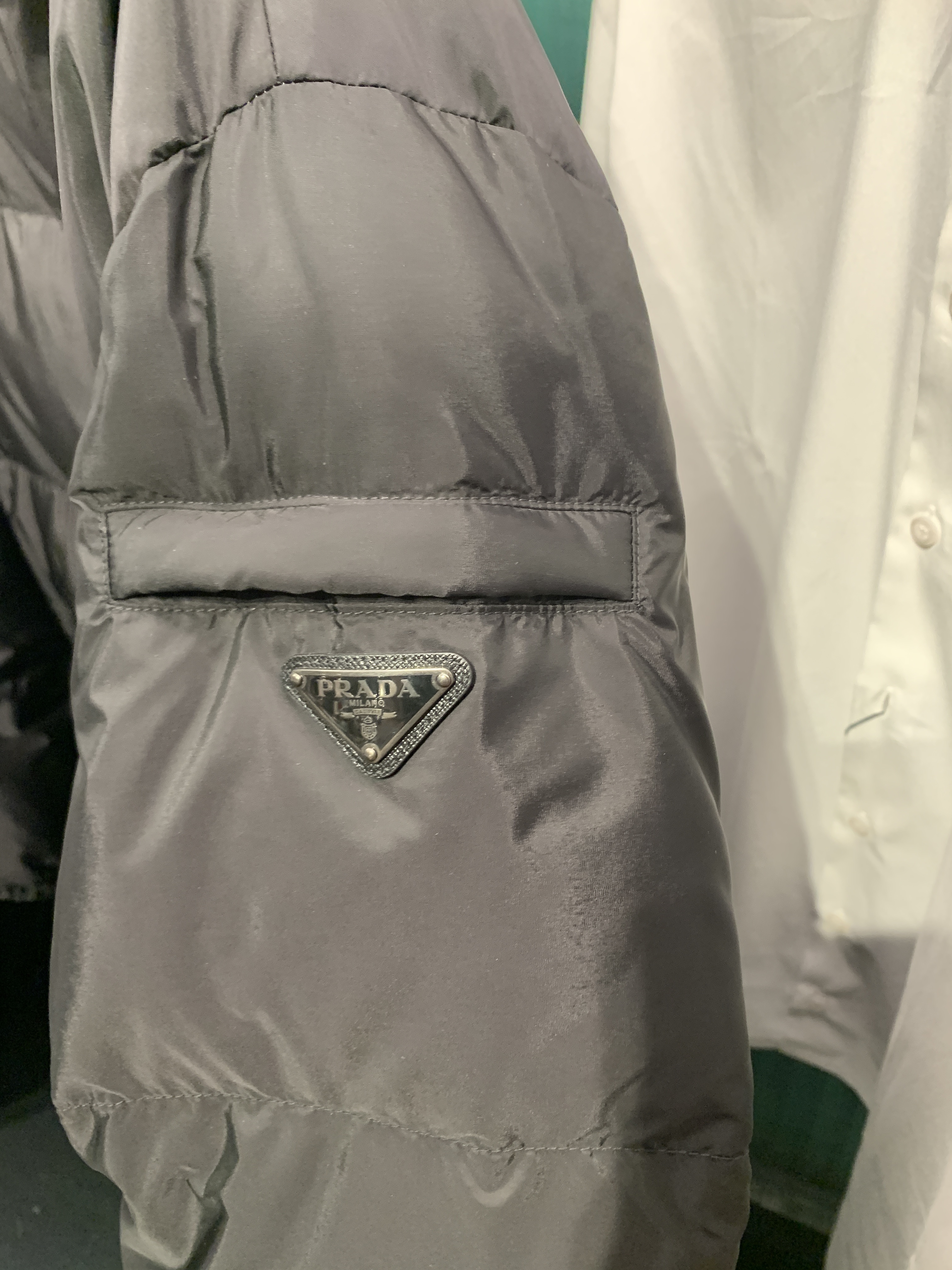 PRADA フード付きロングダウンジャケット 三角ロゴ SGB218