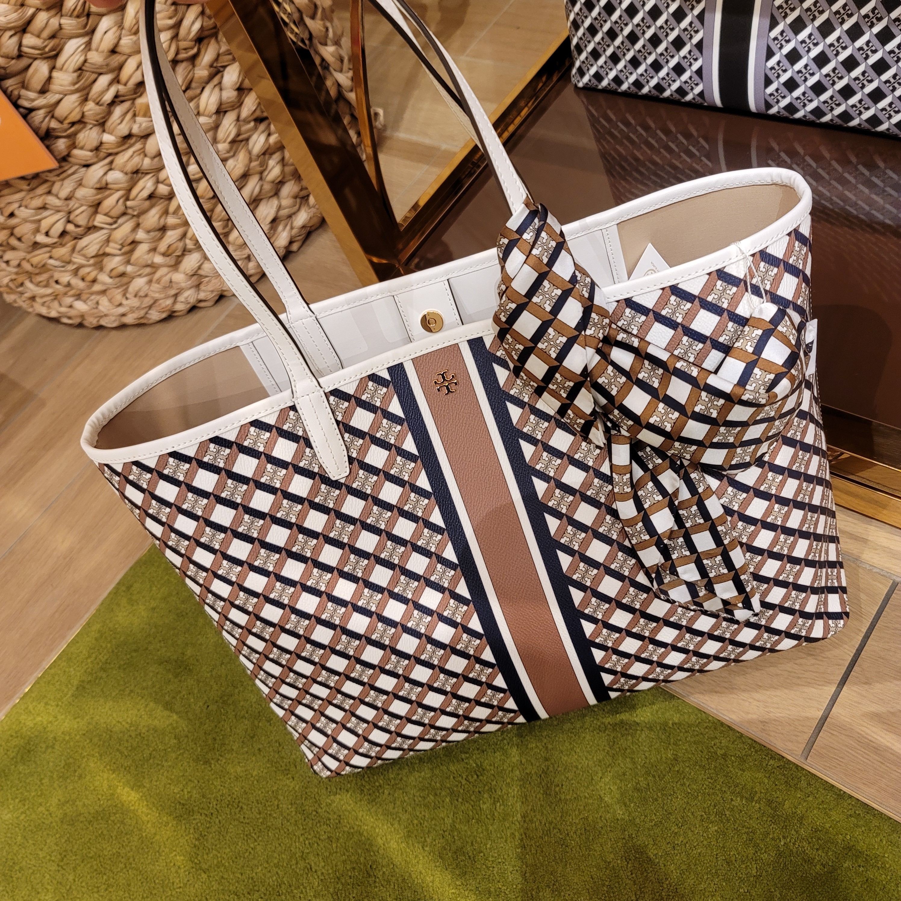 TORY BURCH】A4収納可☆GEO LOGO TOTE☆日本未発売☆送料無料! (Tory