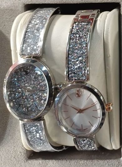 SWAROVSKI スワロフスキーCrystal Rock Oval時計 追跡送料関税込