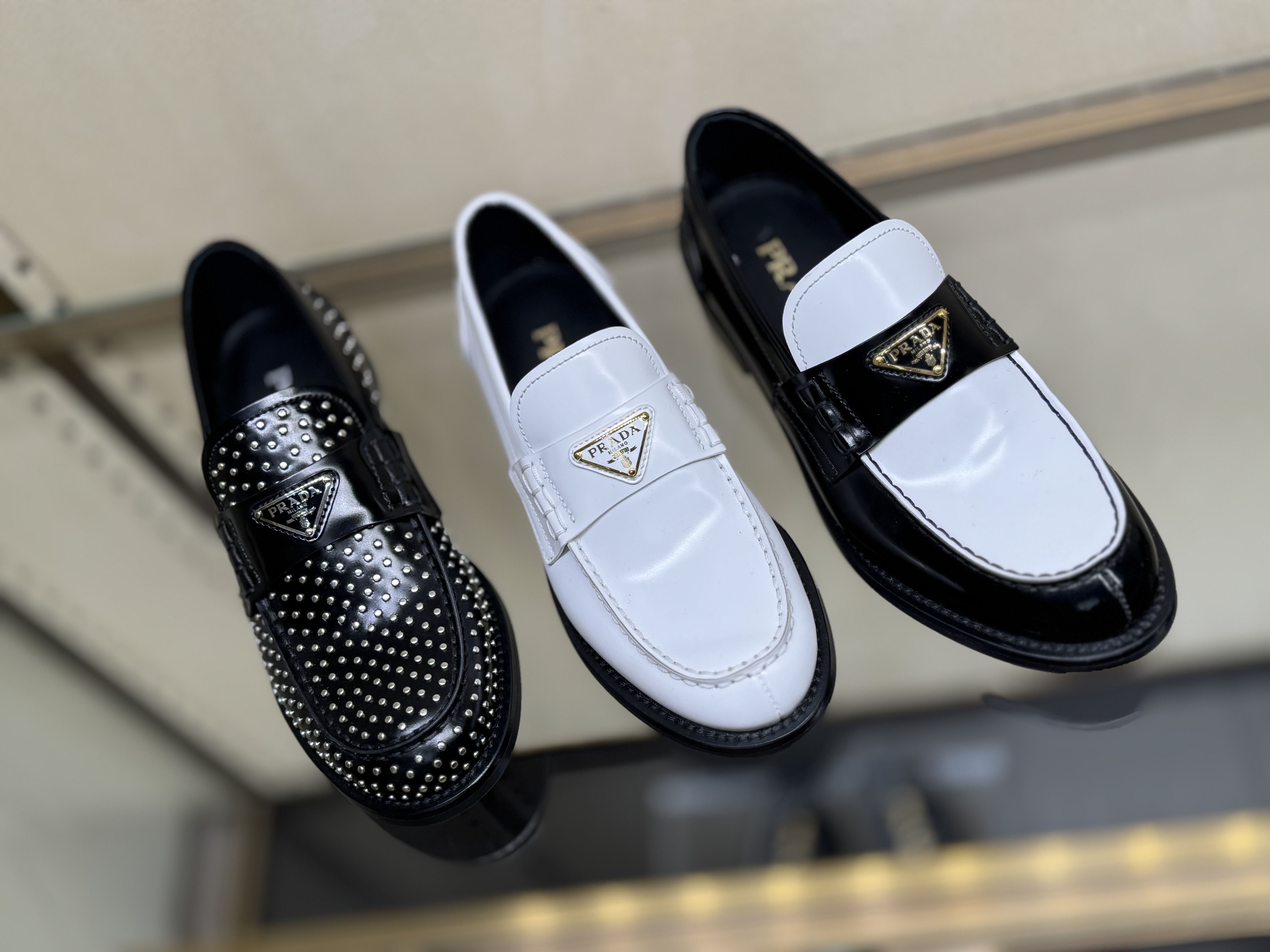 PRADA【入手困難】☆ブラッシュドレザー ローファー☆ 全色 (PRADA