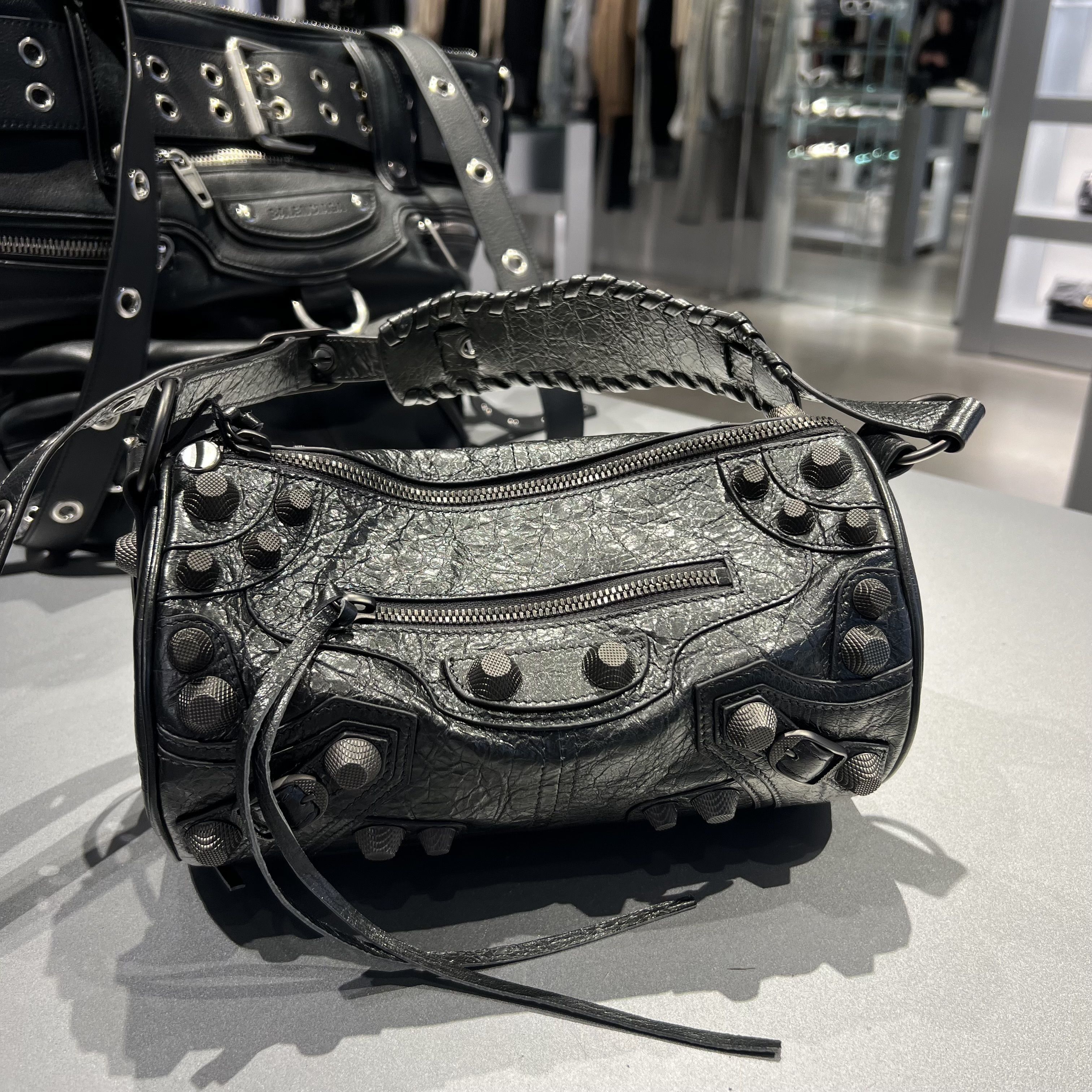 バレンシアガ】セール LE CAGOLE シリンダー ショルダーバッグ