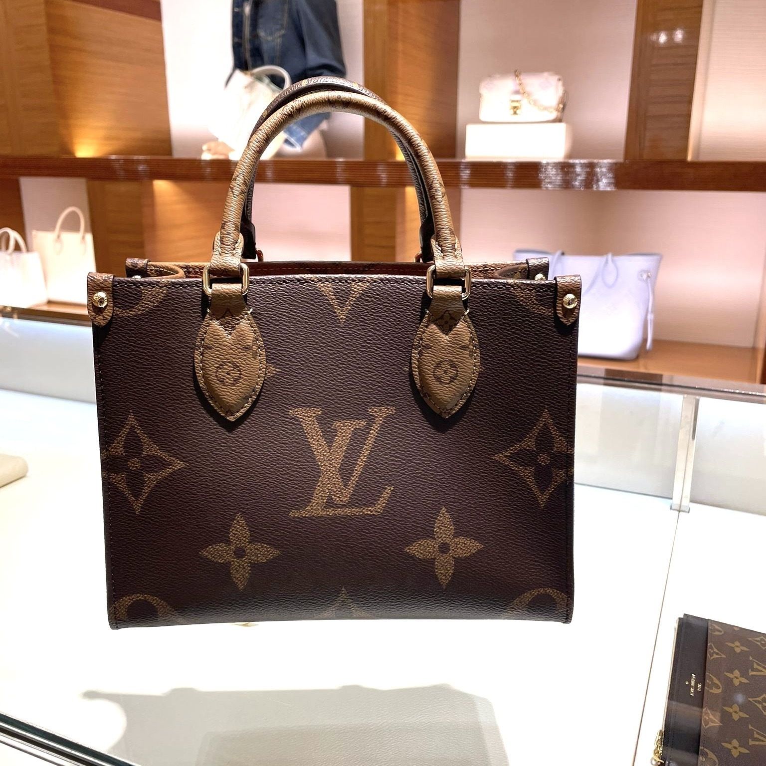 LOUIS VUITTON】 オンザゴーPM (Louis Vuitton/ショルダーバッグ